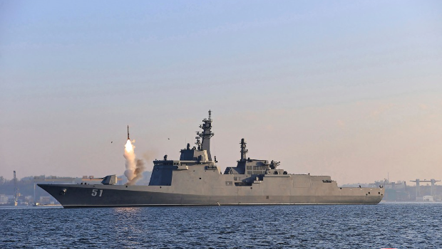 “崔賢”號武器測試。