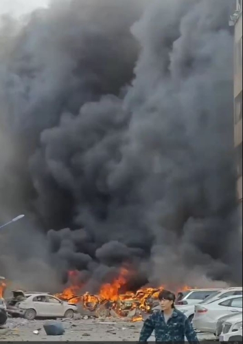 爆炸后多輛汽車起火燃燒。