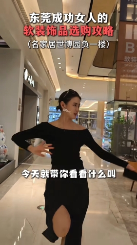 在導覽過程中，于淼都以夸張的口吻與動作展示不同家居場景，陸續解說不同裝飾品的特色，十分專業。