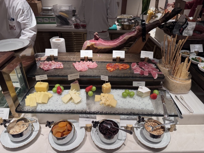 除了即點即煮海鮮外，其余自助餐必有的冷盤、刺身、熱葷、燒味等也齊備。