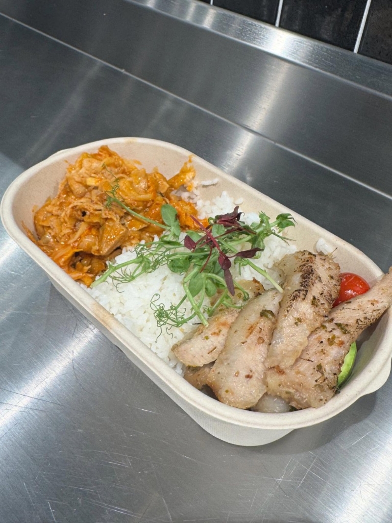 不過，如此定價對事主來說挑戰也不少，他解釋“68蚊既兩餸飯好似好貴，foodcost大約20蚊，人手得兩個，空間又冇”。