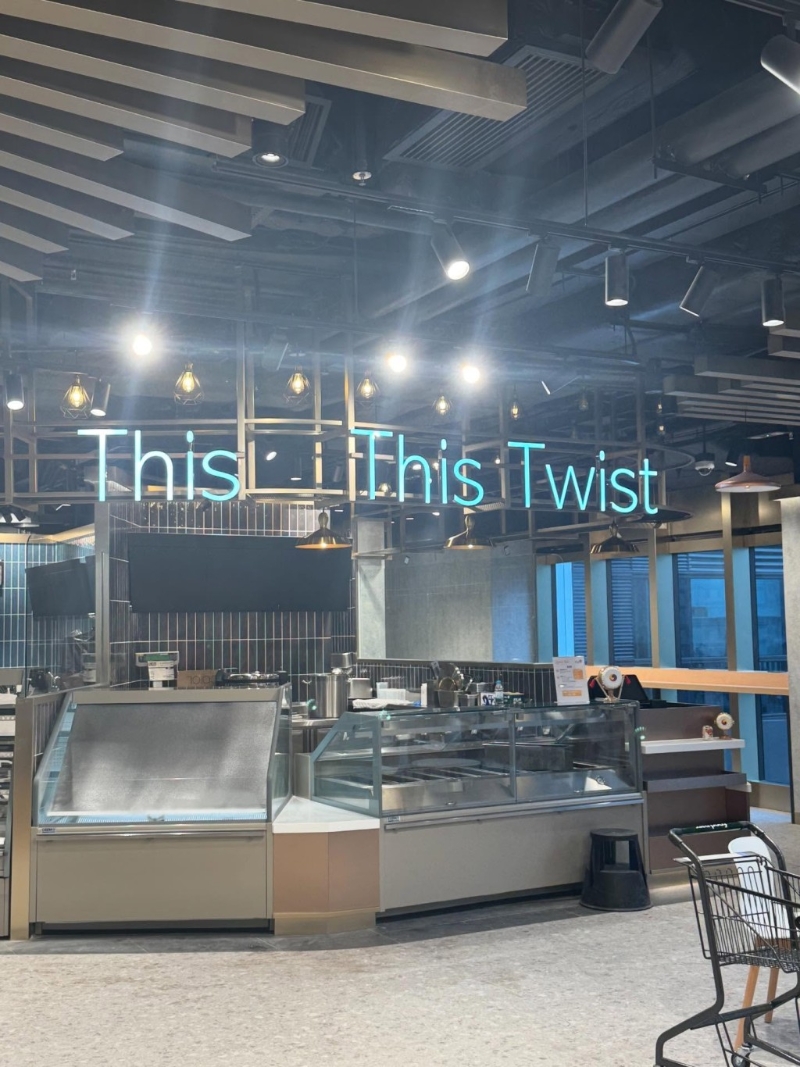 事主籌備的兩餸飯店，位于灣仔合和中心的高級超市內，所以主攻客群是一幫甲級商廈的上班族。