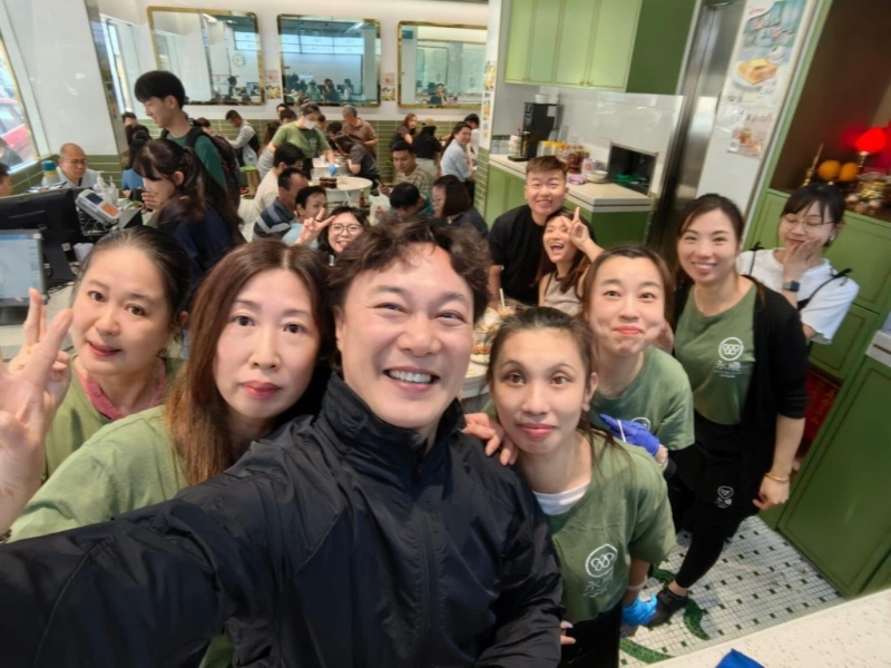 陳奕迅近日與爸爸一同光顧永順食店，遭在場食客“野生捕獲”?。▓D片來源：永順食店）