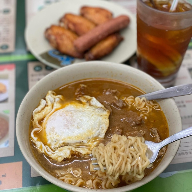 永順食店公開Eason的心水配搭，透露他點了沙嗲牛肉面配豬扒以及熱奶茶。（圖片來源：永順食店）