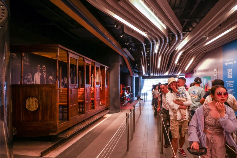 旅客要排逾一個小時才能成功搭上纜車。