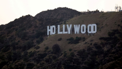 美國總統特朗普考慮對非美國制作的電影課征100％關稅，外媒及分析師評論，若他國對此祭出報復，將對美國影視產業造成毀滅性后果。