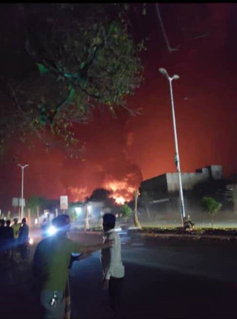 以色列空襲也門荷臺達港至少2死42傷。新華社