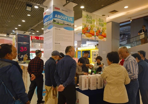 上海環球港出口商品展銷會于五一前開幕，吸引民眾選購貨品。