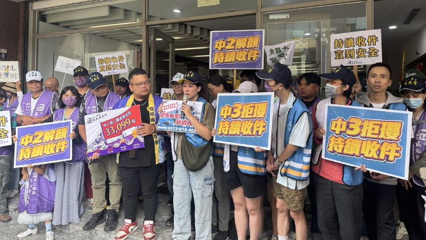 臺中罷免中二選區藍委顏寬恒和中三選區藍委楊瓊瓔團體6日前往臺中市選委會送件，分別送進3萬3099件和2萬6775分聯署書。