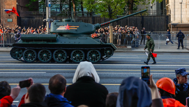 俄羅斯莫斯科街頭4日出現蘇聯時期T-34坦克