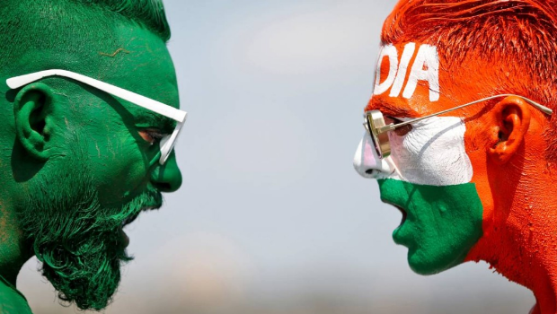 2021年10月23日，兩名男子在臉上涂鴉印度和巴基斯坦國旗。路透社