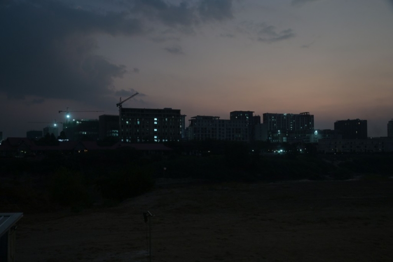 斷電后的詐騙園區。