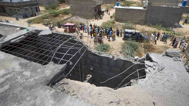 疑似遭印度無人機攻擊而受損的住宅屋頂