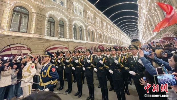 中國人民解放軍儀仗司禮大隊震撼亮相，受到華僑華人、留學生和當地民眾熱烈歡迎