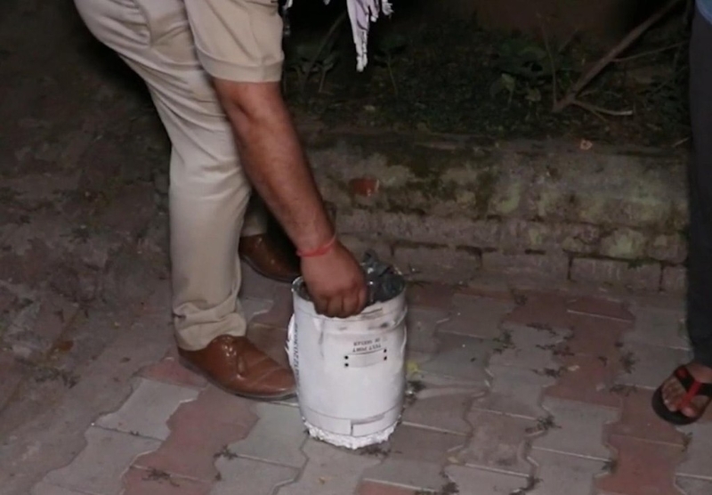 印度民眾發現了中國PL-15空對空導彈殘骸。