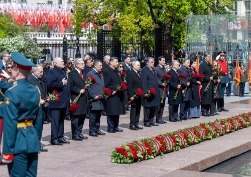 當地時間5月9日，俄羅斯舉行盛大慶典，紀念蘇聯偉大衛國戰爭勝利80周年。國家主席習近平和來自世界20多個國家及國際組織領導人應邀出席慶典。慶典結束后，習近平同其他國家領導人一起從紅場來到亞歷山大花園，向無名烈士墓獻花，并肅立默哀。新華社