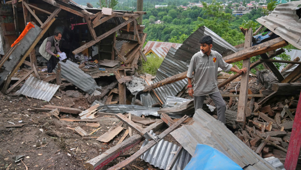 圖為民眾9日眼看自己的商店被夷為平地。