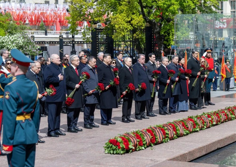 習近平主席同其他國家領導人一起從紅場來到亞歷山大花園，向無名烈士墓獻花，并肅立默哀