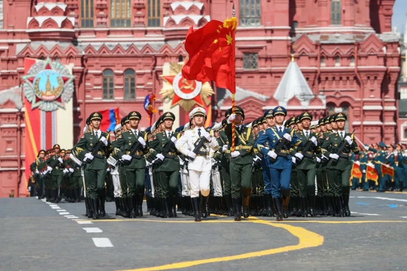 中國人民解放軍三軍儀仗隊方隊軍容嚴整、士氣高昂，邁著堅定有力的步伐走過紅場。