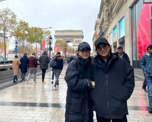 李連杰與太太利智結婚多年，依然很恩愛。