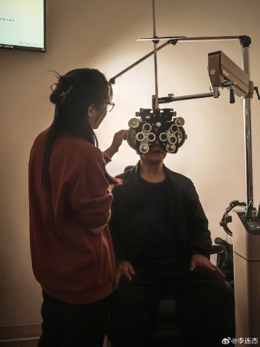 李連杰日前罕有貼上二女相。