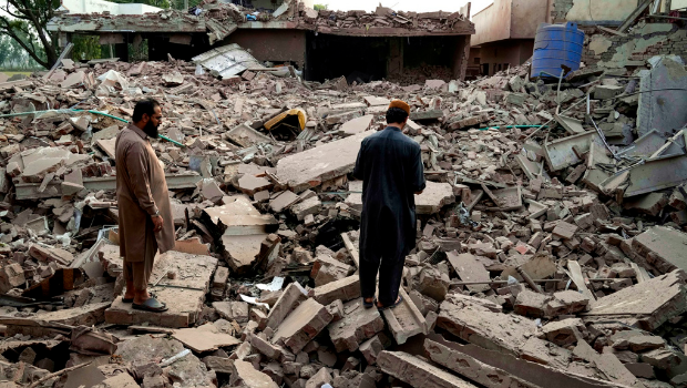 畫面為7日巴基斯坦旁遮普邦（Punjab）民房被印度飛彈擊中后淪為瓦礫堆。