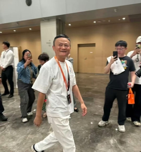 馬云現身阿里集團總部。 微博@IT觀察猿