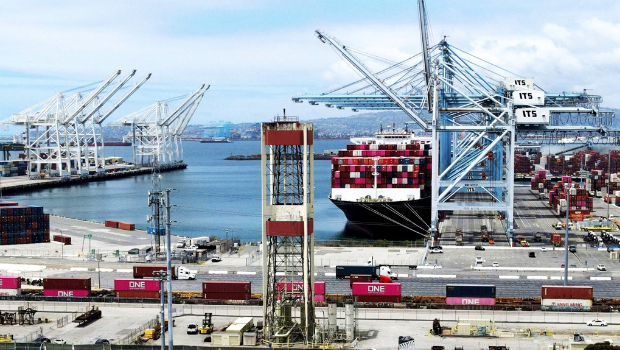 美國總統特朗普對中國商品課征145％進口關稅，9日傳出從中國出發、駛往加州港口的貨船數量已經“歸零”。畫面為5日的加州長堤港。