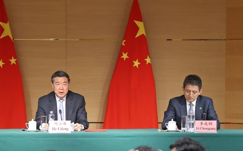 何立峰和李成鋼在記者會上。 新華社