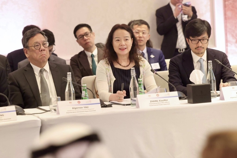 代表團成員出席卡塔爾商人協會圓桌會議，與當地私營企業代表會面