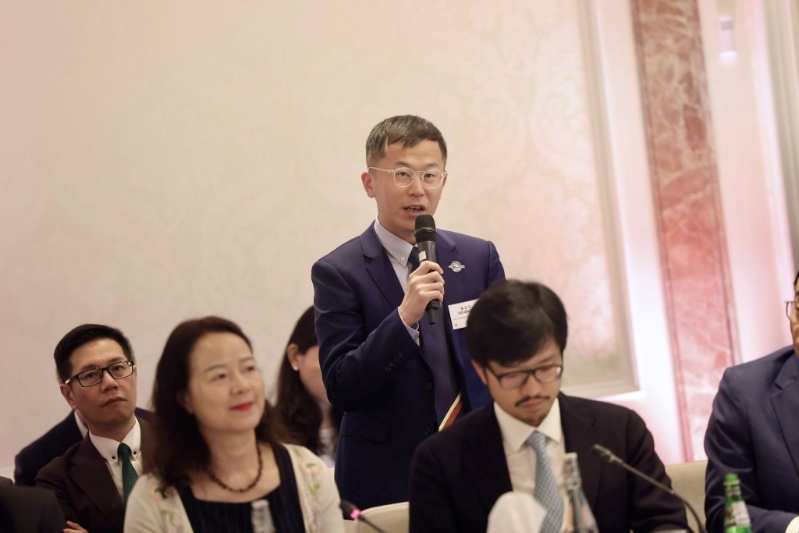 代表團成員出席卡塔爾商人協會圓桌會議，與當地私營企業代表會面。