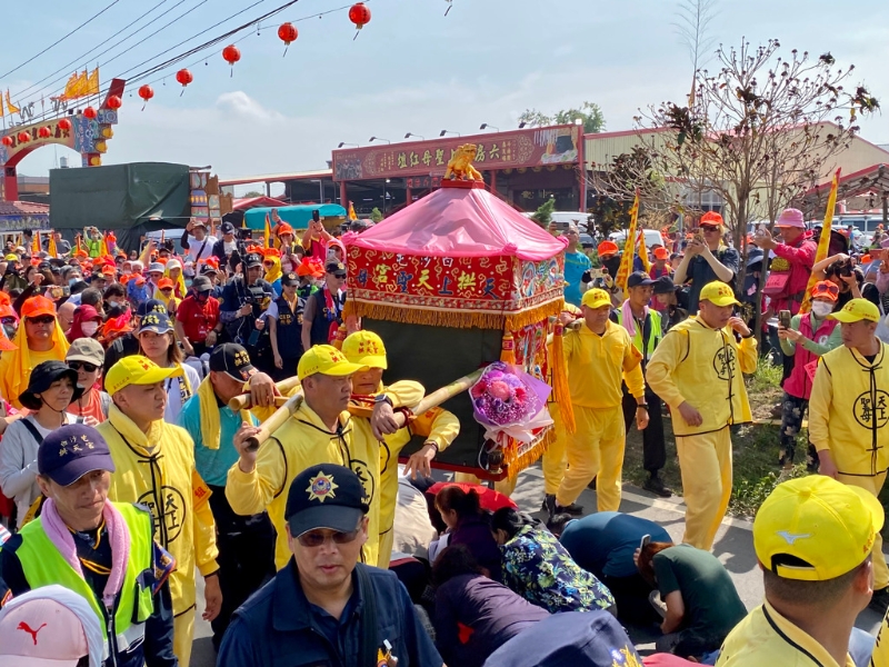 白沙屯媽祖徒步進香為臺灣年度宗教盛事之一，今年報名逾32萬名香燈腳隨行。