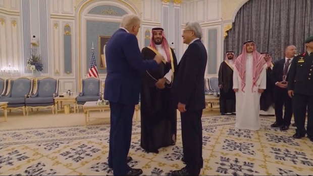 黃仁勛與特朗普及沙國王儲薩爾曼親切交談。