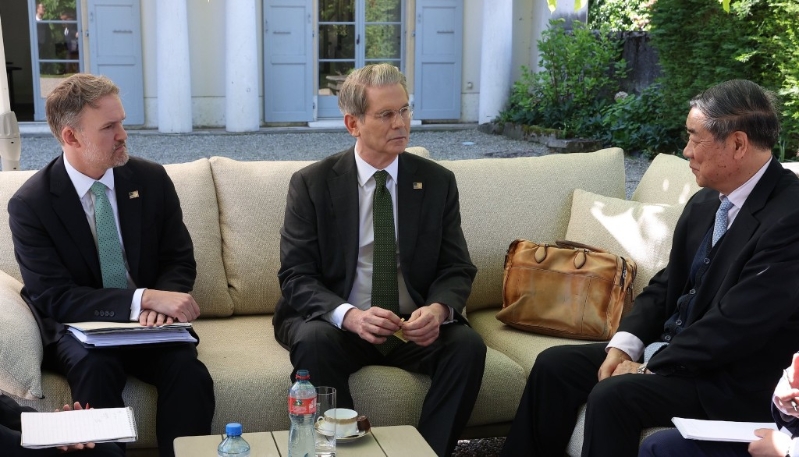 何立峰與貝森特(中) 何立峰與貝森特(中)