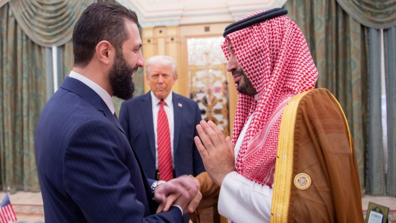 敘利亞過渡總統色拉與沙特王儲小薩勒曼打招呼。 美聯社