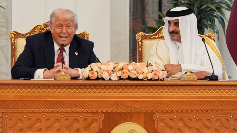 特朗普與阿勒薩尼見證美卡雙方代表簽署一系列協議。 美聯社