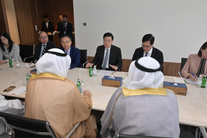 李家超（右三）14日在科威特與科威特直接投資促進局代表會面，了解當地在招商引資方面的策略和成果。政府新聞處