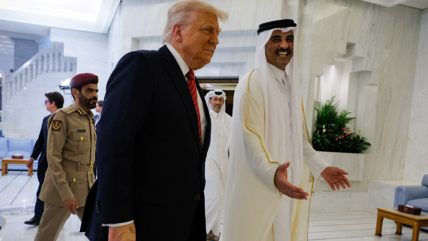 特朗普14日抵達卡達訪問，國王塔米爾親自迎接。