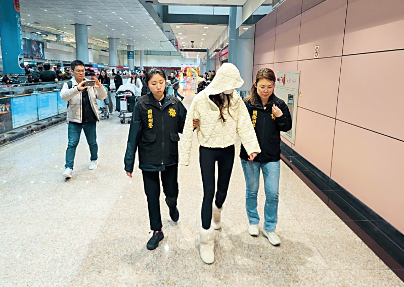 美國與臺灣聯手破獲跨境詐欺洗錢集團，落網的詐團高級成員36歲廖姓女子（右2）多次整形，今年初在桃園機場被捕。 中央社