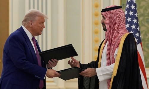 美國總統特朗普13日在利雅得王宮的簽約儀式中，和沙特阿拉伯王儲沙爾曼（Mohammed Bin Salman）交換文件。美聯社
