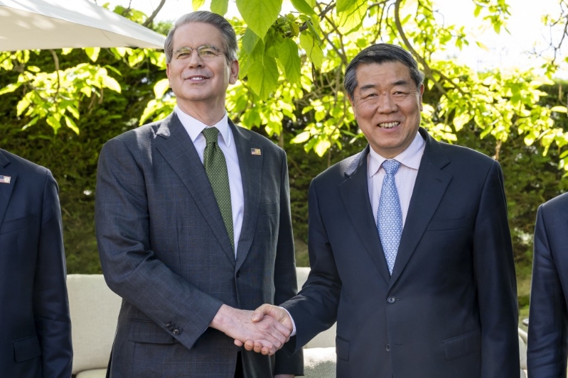 美國財政部長貝森特與中國副總理何立峰。 美國財政部長貝森特與中國副總理何立峰。