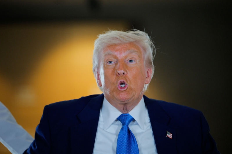 美國總統特朗普16日在阿拉伯聯合酋長國阿布扎比造訪亞伯拉罕之家。 阿聯是他此番出訪中東的最后一站。路透社.jpg