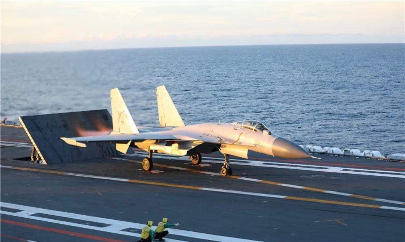 殲-15起降訓練成為了焦點。