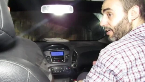 以色列國防軍于2023年12月17日公布的一段未注明日期的視頻截圖顯示，穆罕默德·辛瓦爾（右）乘坐一輛汽車穿過加沙地帶的地下隧道。圖源：《以色列時報》