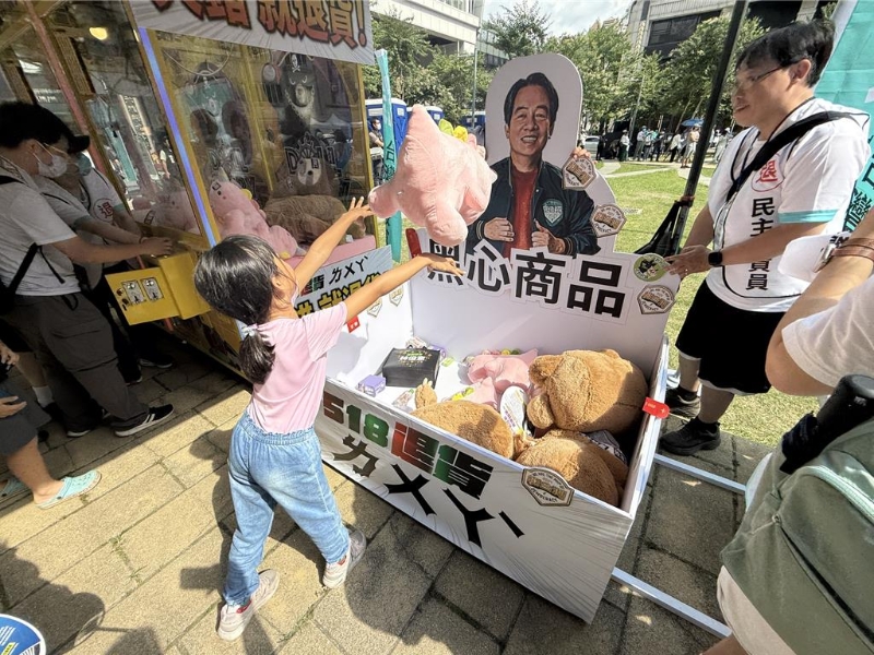 民眾把退貨娃娃砸向賴清德立牌。中時