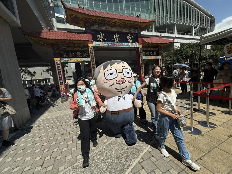 民眾黨支持群眾引領柯文哲娃娃走進會場，一路高喊“賴清德下臺”。