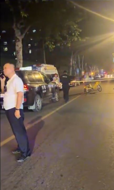 槍擊后大批特警封鎖現場調查。 X@whyyoutouzhele.jpg