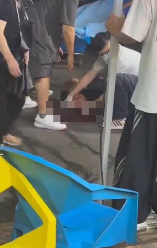 救護人員治理倒地傷者。 X@whyyoutouzhele.jpg