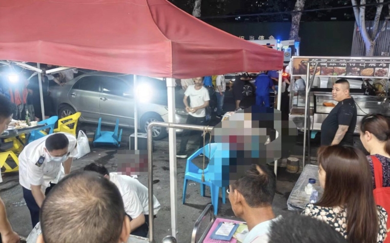 救援人員在現場搶救傷者。 X@whyyoutouzhele.jpg