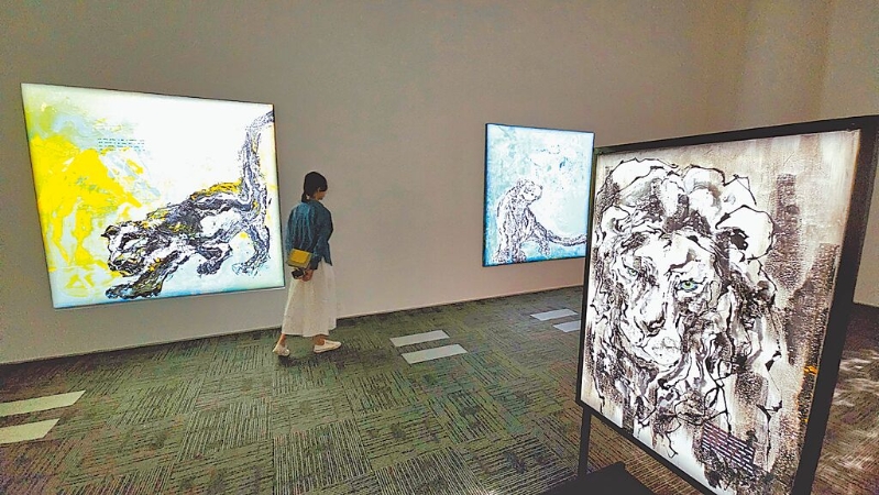 橙果設計創辦人蔣友柏17日就在北京舉辦首次美術館個展，融合東西方文化吸引年輕人前來參觀。.jpg